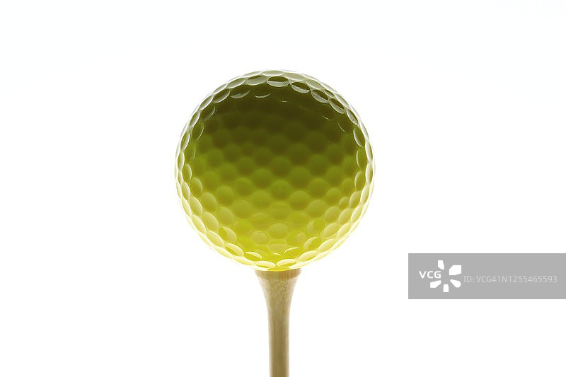 高尔夫晚会上的一个打击tee，高尔夫运动的概念图片素材