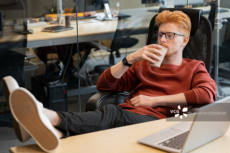 年轻的休闲男性办公室职员在休息时间喝杯咖啡图片素材