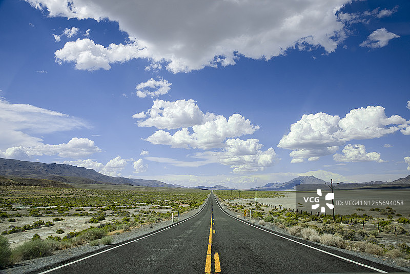 笔直的沙漠道路和云景图片素材