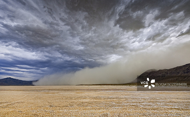 沙漠中的沙尘暴图片素材