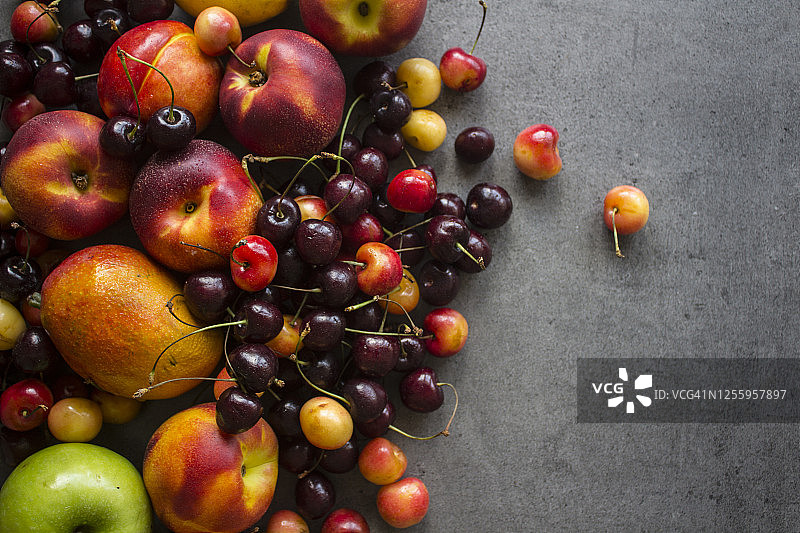 樱桃，油桃，芒果和苹果纹理背景与复制空间。图片素材
