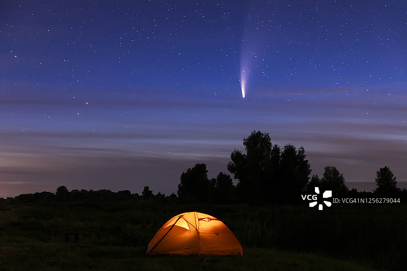彗星Neowise C/2020 F3越过河岸上的橙色帐篷图片素材
