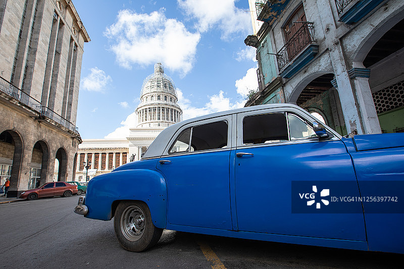 古巴的Classic Car & El Capitolio图片素材