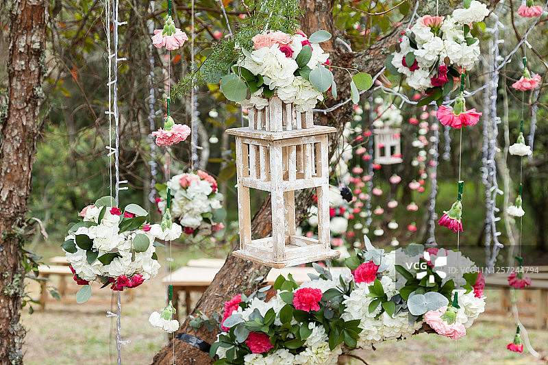 森林装饰鲜花的婚礼。图片素材