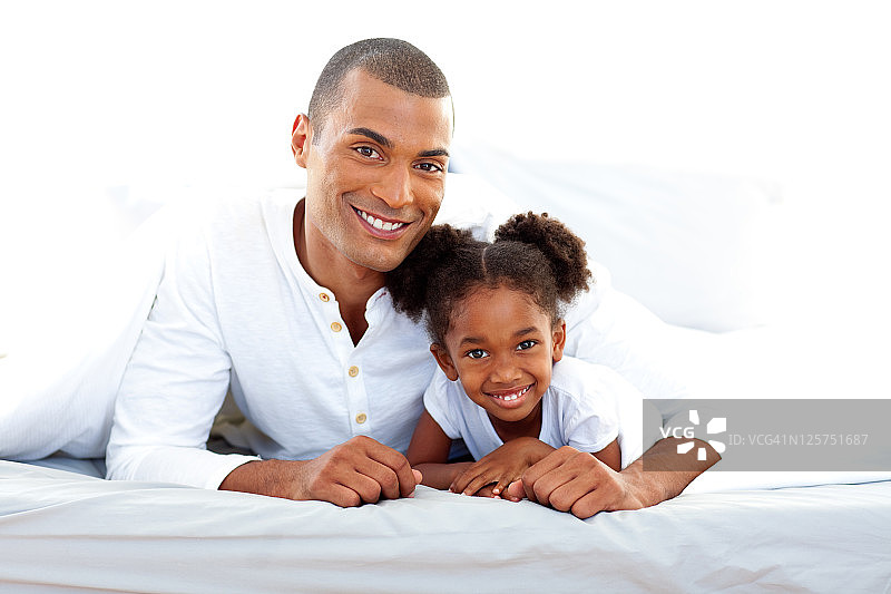 微笑的父亲和他的女儿在玩图片素材