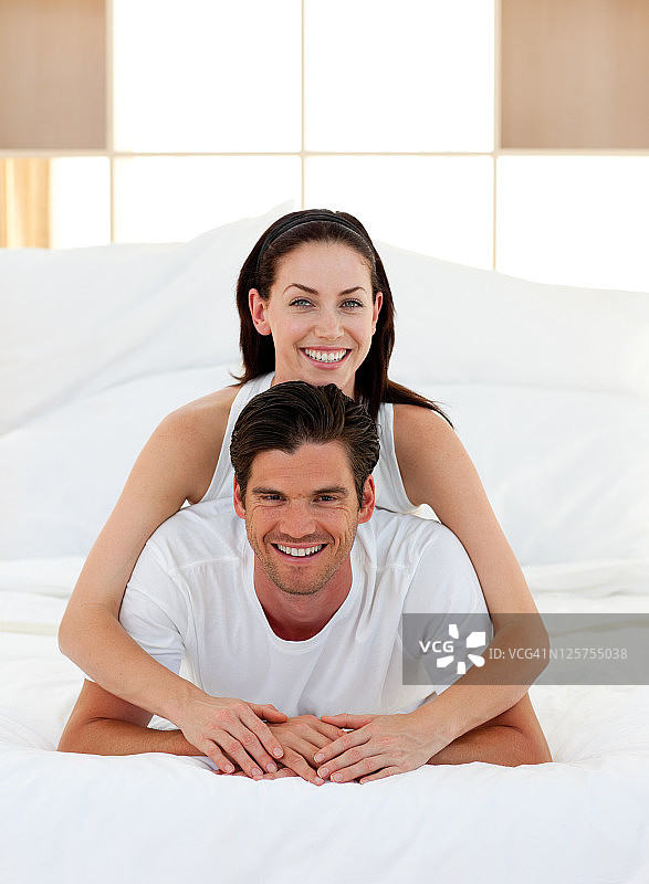 年轻夫妇在床上玩得很开心图片素材