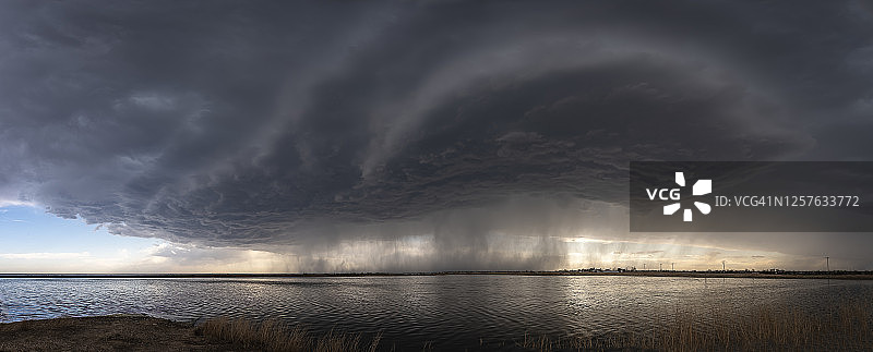 大平原上的风暴与水的特征图片素材