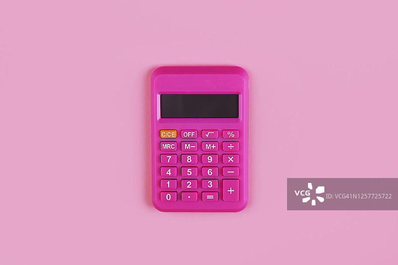 粉红色背景上的亮粉色计算器图片素材
