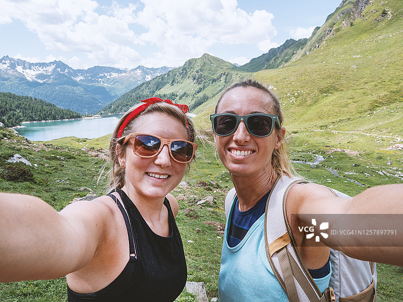 两名徒步旅行者在自拍全景照片，瑞士图片素材