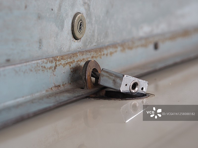 钢制卷帘门的锁由挂锁不锈钢钥匙前关门店图片素材