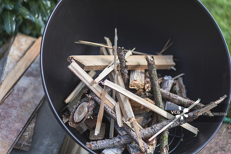 烧烤架或壁炉或火盆上的木柴的特写图片素材