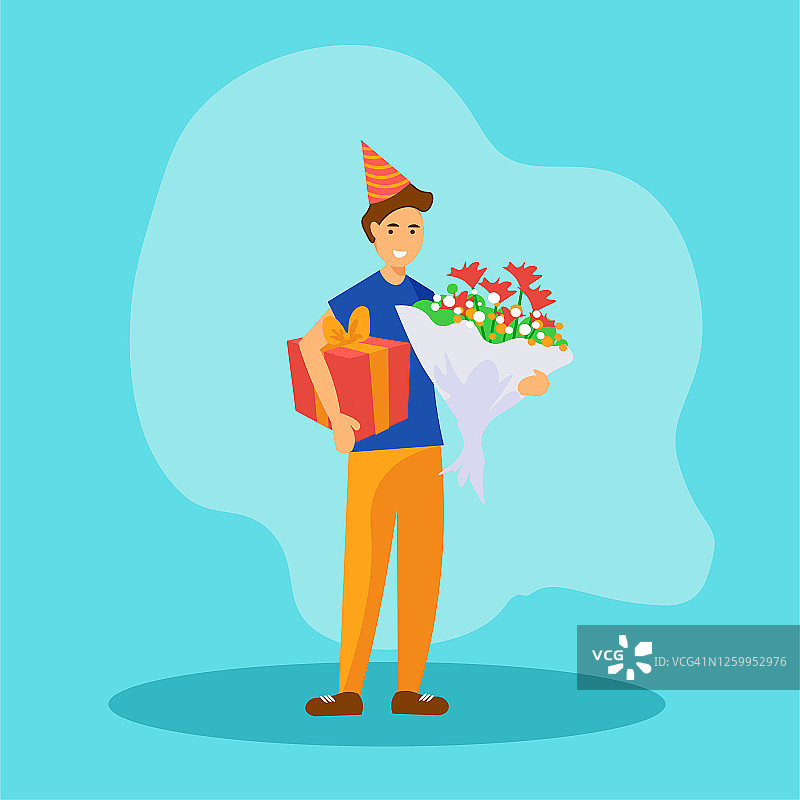 一名男子面带微笑，头戴节日帽，手里拿着一束鲜花和礼盒。生日礼物。图片素材