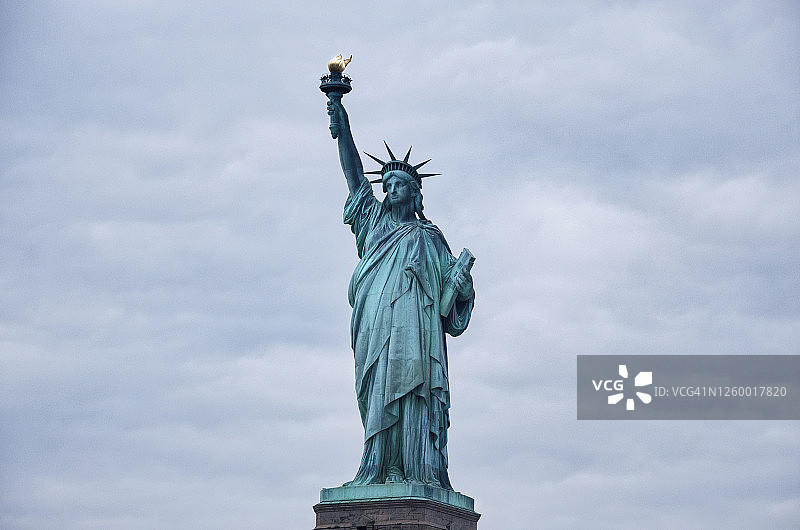 纽约天空背景上的自由女神像。图片素材