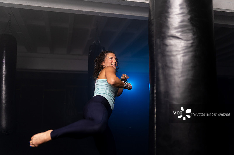 肖像的美丽踢拳击手锻炼在健身房股票照片图片素材