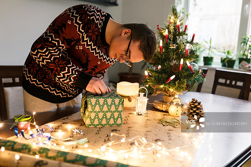 年轻人为朋友和家人打包圣诞礼物图片素材