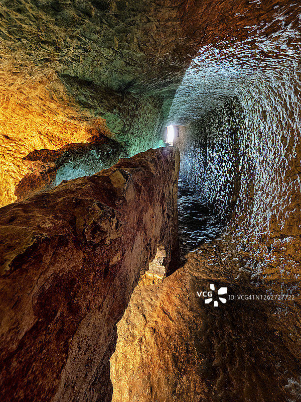 通往人类在岩石上凿出的洞穴内部的通道。图片素材