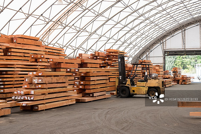 在COVID - 19大流行期间，工业木材厂空置图片素材