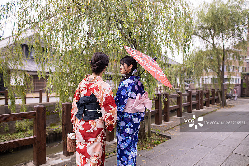 母亲和女儿在浴田参观当地的日本村庄观光图片素材