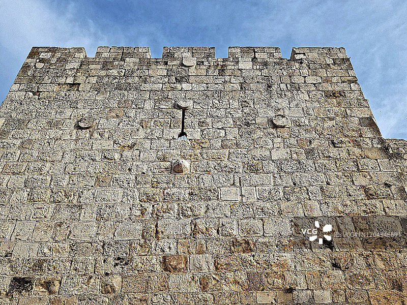 耶路撒冷旧城，城墙周围有坚固的高塔，低角度观看图片素材