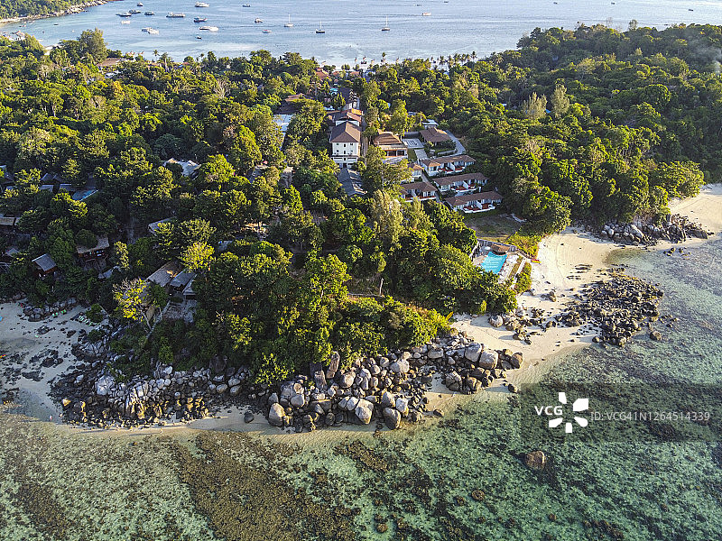 泰国，萨顿省，Ko Lipe，塔鲁涛国家公园海岸村庄的鸟瞰图图片素材