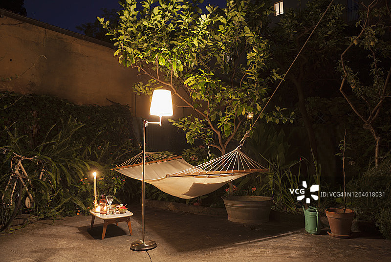 晚上在花园里有吊床，非常舒适图片素材