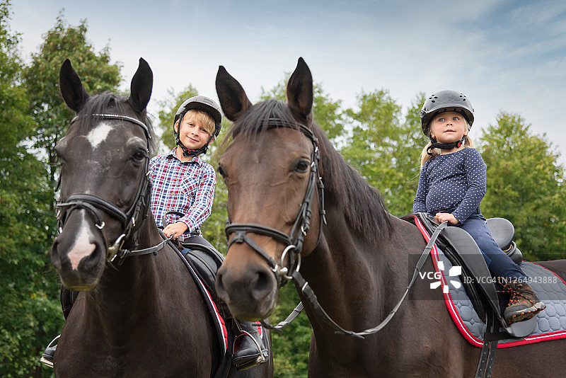 弟弟和妹妹一起骑马户外骑马肖像图片素材