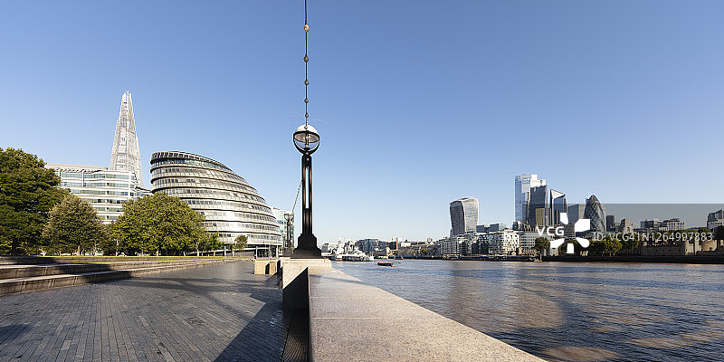 河岸和伦敦的城市天际线图片素材