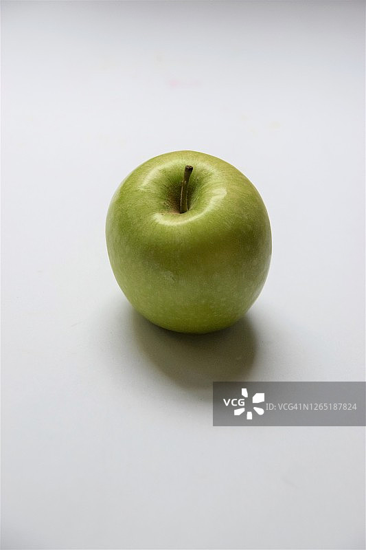 白色背景上的成熟青苹果图片素材