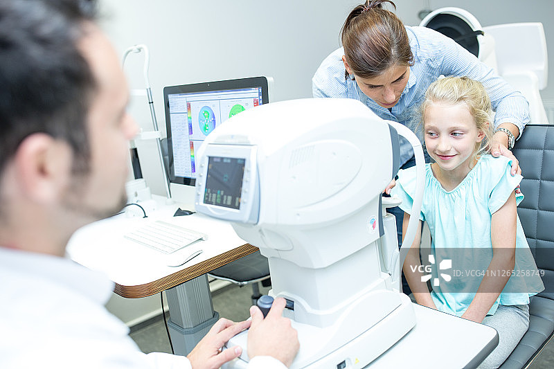 眼科诊所-儿童与医生。图片素材
