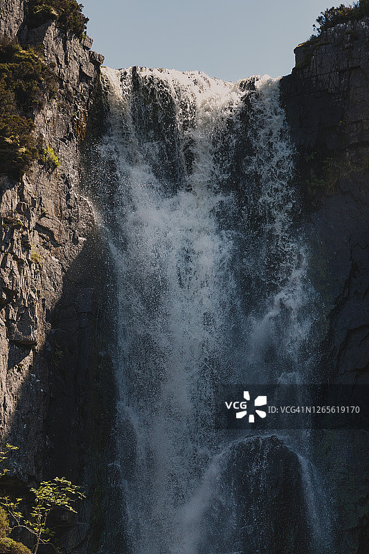 近距离图像显示了一个瀑布的一部分，苏格兰高地，英国图片素材