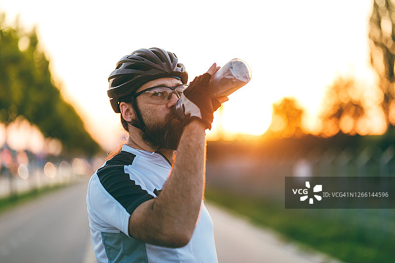 骑自行车的人喝水图片素材