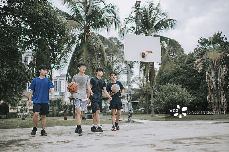 篮球场上的一群中国少年正以一种很酷的姿态走向镜头图片素材