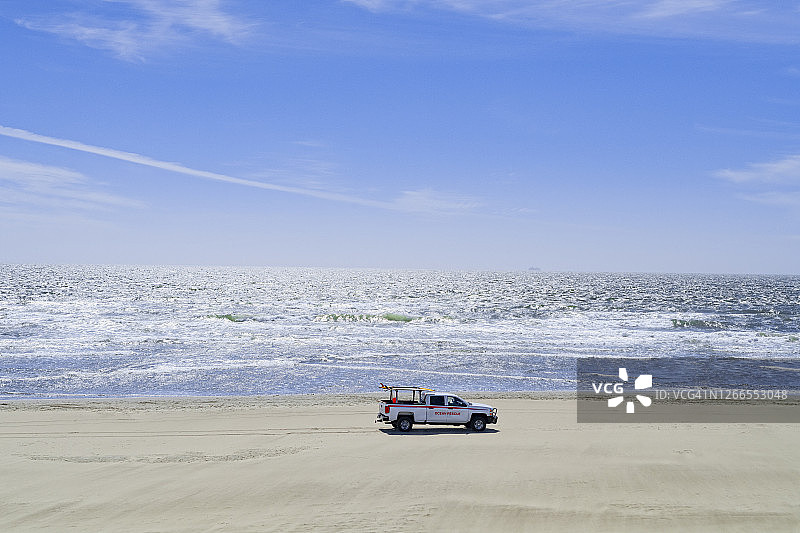 海滩巡逻车停在海滩上图片素材