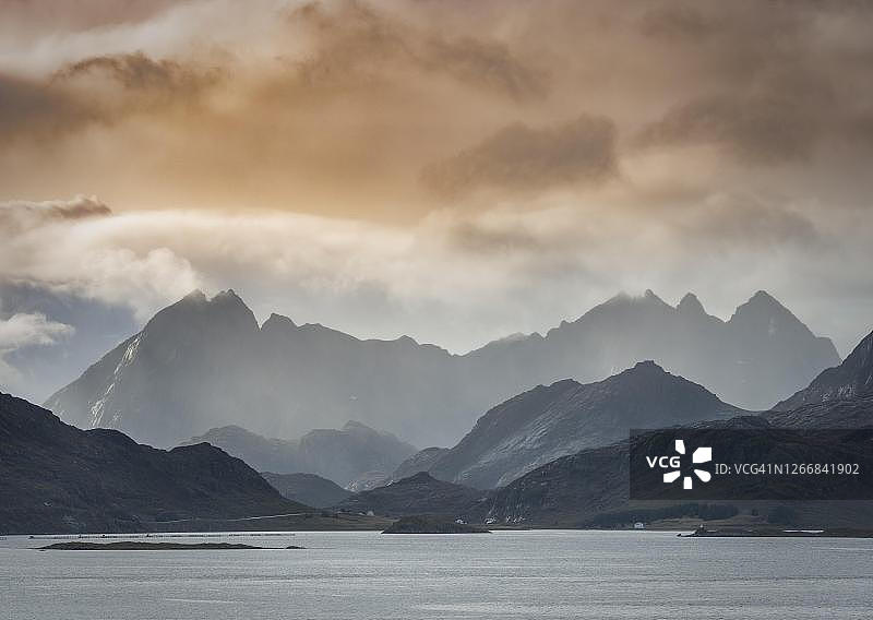 挪威，诺德兰，罗弗敦，峡湾，烟雾缭裹的罗弗敦山脉图片素材