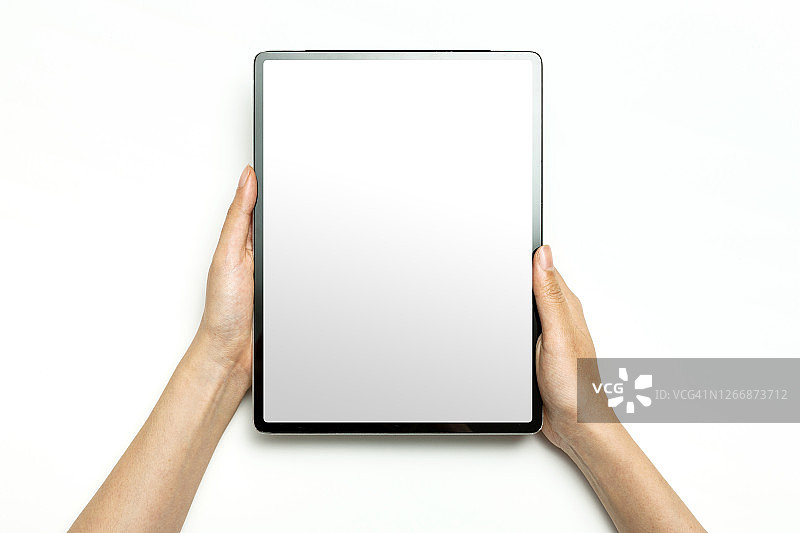 女人手里拿着一个智能平板电脑(平板电脑)竖在白色的背景上。图片素材