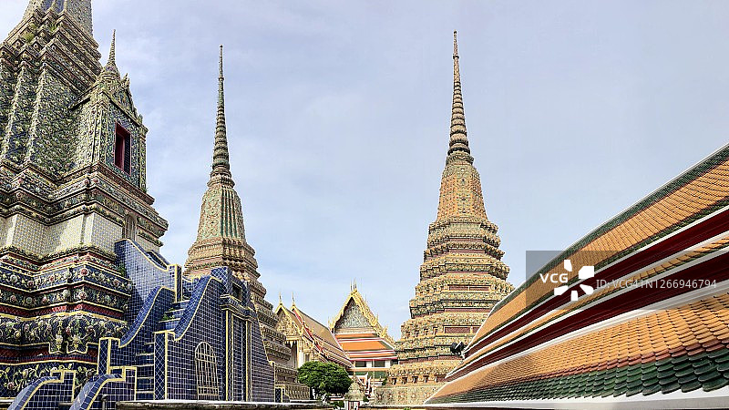 在一个阳光明媚的日子里，曼谷美丽的佛寺建筑群。图片素材