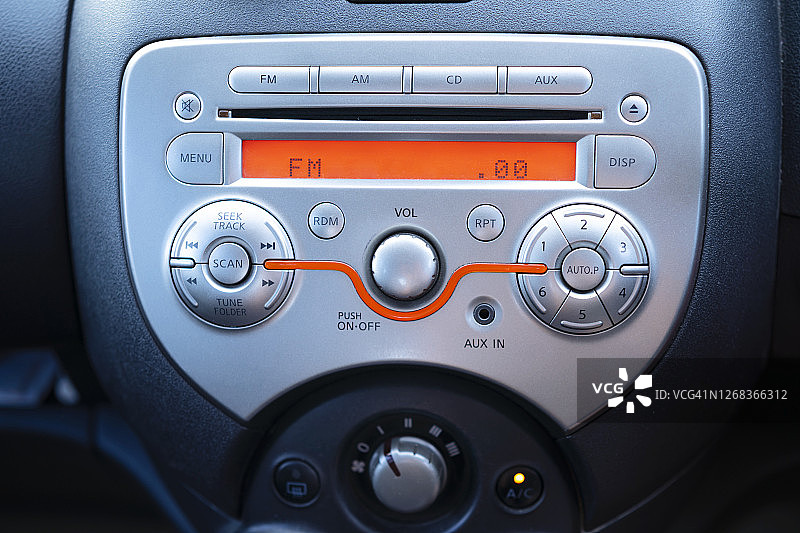 汽车收音机用于听音乐，外观复古图片素材