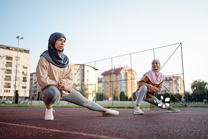 穆斯林运动妇女准备锻炼图片素材
