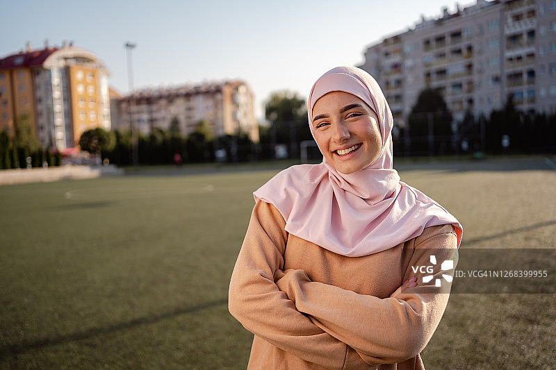 穆斯林运动妇女的肖像图片素材