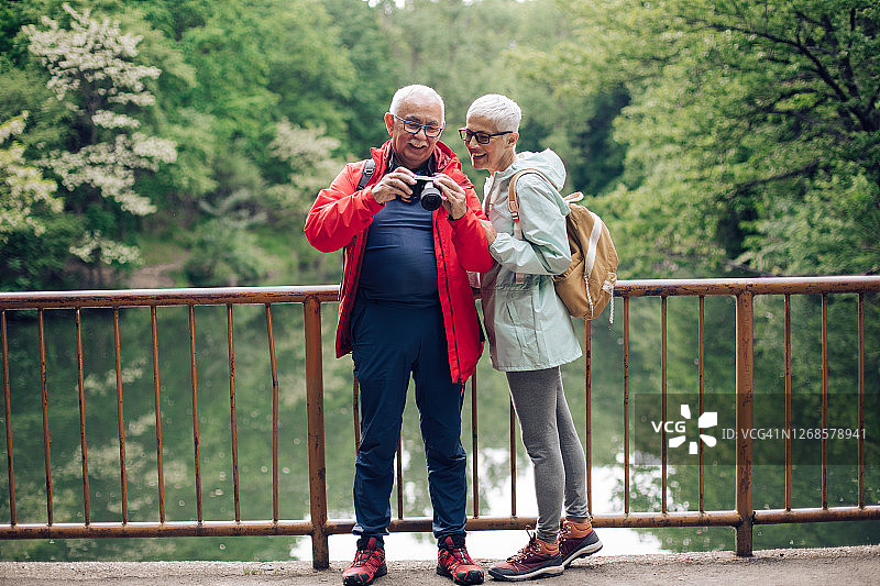 一对老年夫妇享受着大自然，享受着摄影的乐趣图片素材