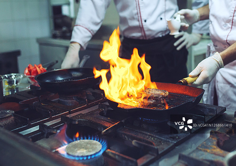 厨房着火了。火是在铁锅上烧煤气，把火炒得很热图片素材