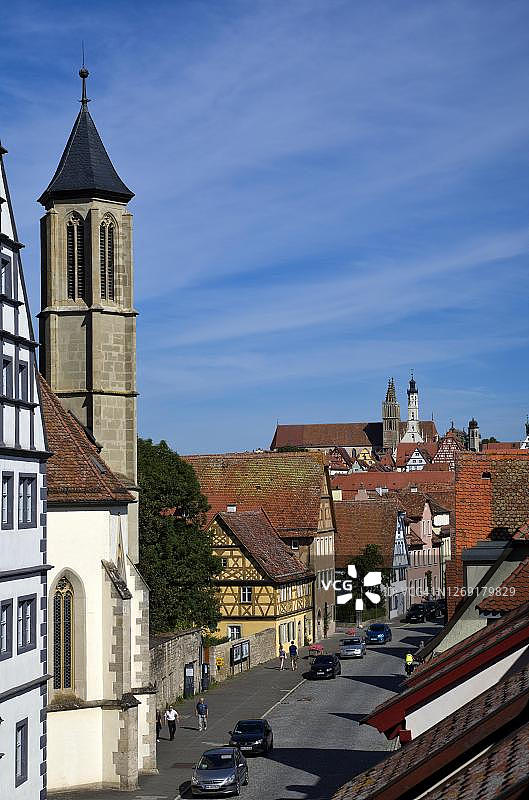 德国巴伐利亚州，弗兰科尼亚，Rothenburg ob der Tauber，从城墙到学校宿舍，Heilig-Geist-Kirche，市政厅和St.-Jakob教堂图片素材