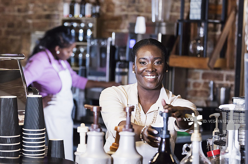 两个年轻的非裔美国女性在咖啡店工作图片素材