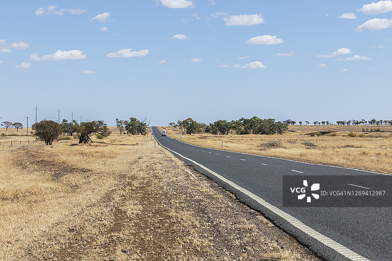 长乡村公路在干燥，干旱地区的澳大利亚图片素材