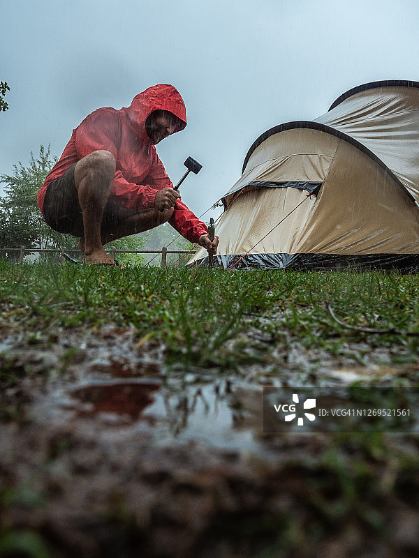 一名男子在露营时遭遇暴风雨图片素材