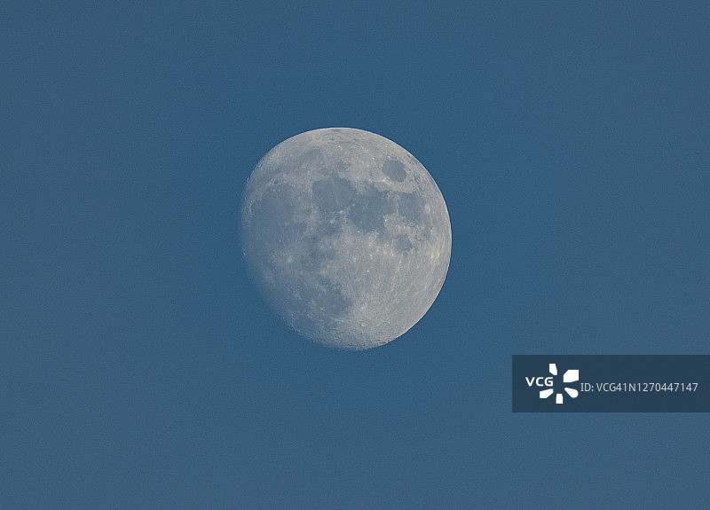 半月形的月亮在天上图片素材