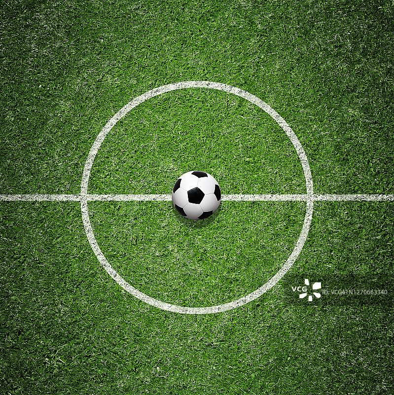 足球在绿色的操场上。足球的概念图片素材