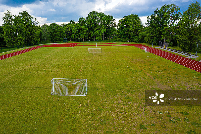 空的绿色足球场和红色跑道鸟瞰图图片素材