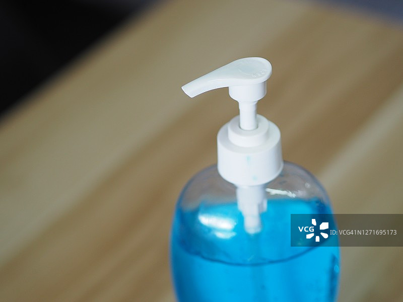 洗手液、凝胶酒精混合物与明胶放在透明塑料瓶中，用泵推洗干净，防止细菌污染，保护传染性疾病冠状病毒、covid-19在桌子上图片素材