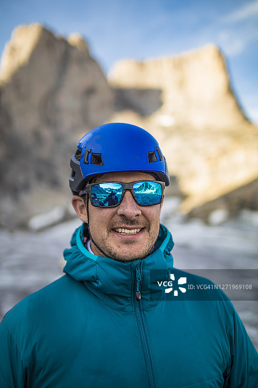 身穿蓝色登山者的肖像图片素材